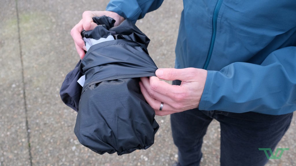 La poche de rangement du pantalon est pratique pour le transporter à sec. On ne peut en revanche pas s'en servir une fois que le pantalon est mouillé.