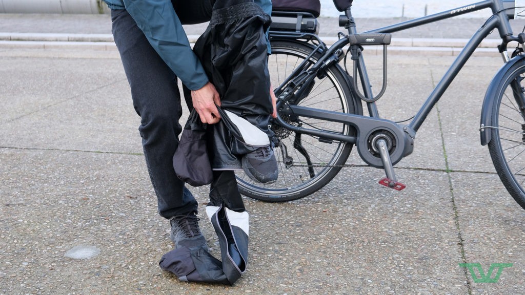 Les larges ouvertures facilitent l'enfilage, même avec des chaussures.