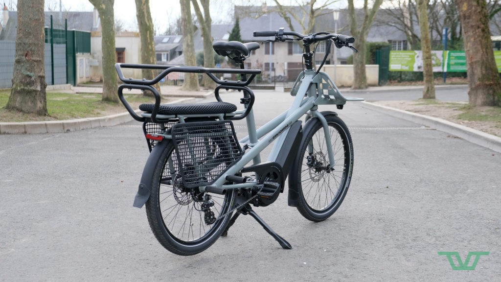 Un vélo capable de transporter deux enfants ou un adulte à l'arrière.